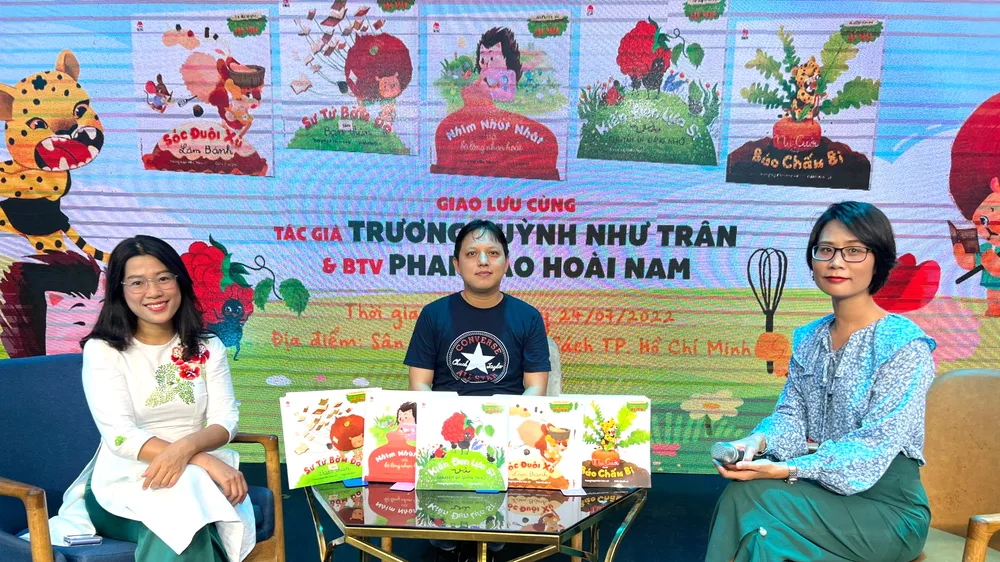 Nhà văn Trương Huỳnh Như Trân (trái) trong chương trình ra mắt bộ sách tranh Chuyện ở rừng Vi Vu tại Đường sách TPHCM