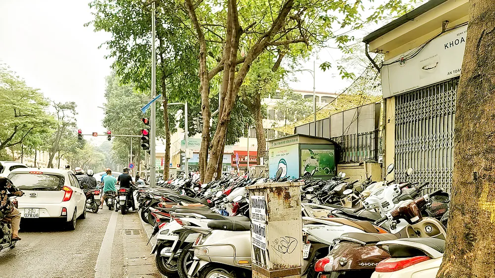 Một đoạn vỉa hè phố Quang Trung (TP Hà Nội) bị chiếm dụng làm nơi giữ xe. Ảnh: QUANG PHÚC