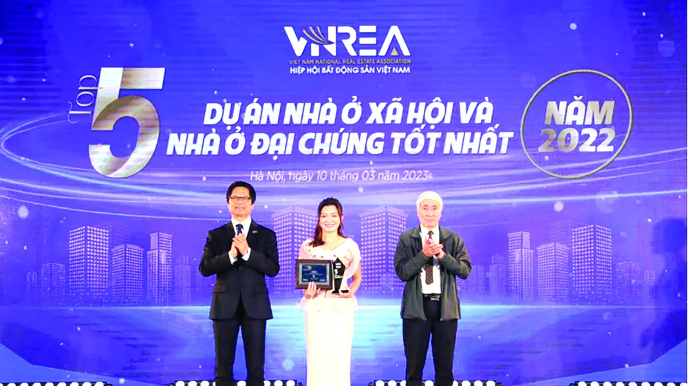 Bà Nguyễn Ngọc Ánh - Phó Chủ tịch HĐQT Kim Oanh Group - nhận giải “Top 5 dự án nhà ở xã hội và đại chúng tốt nhất năm 2022” cho dự án RichHome 3