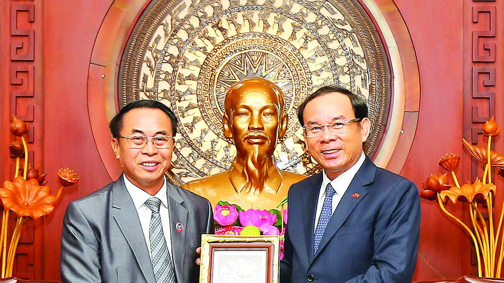 Đồng chí Nguyễn Văn Nên tặng quà đồng chí Khampheng Vilaphanh, Chủ nhiệm Ủy ban Tư pháp Quốc hội Lào. Ảnh: DŨNG PHƯƠNG
