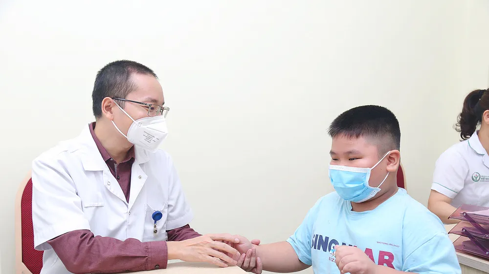 Thăm khám cho bệnh nhi thừa cân, béo phì tại Bệnh viện Việt Đức. Ảnh: VIẾT CHUNG 