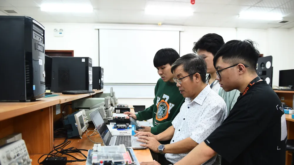 Sinh viên ngành Điện tử viễn thông Trường ĐH Quốc tế trong giờ thực hành