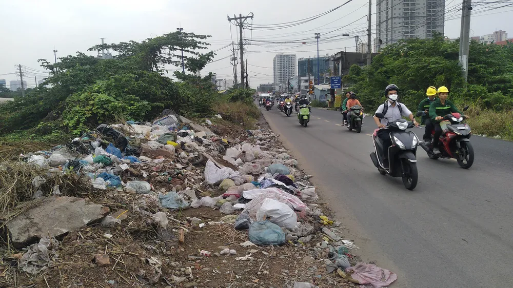 Nhiều tuyến đường ở TPHCM đang bị “bức tử” bởi nạn xả rác bừa bãi