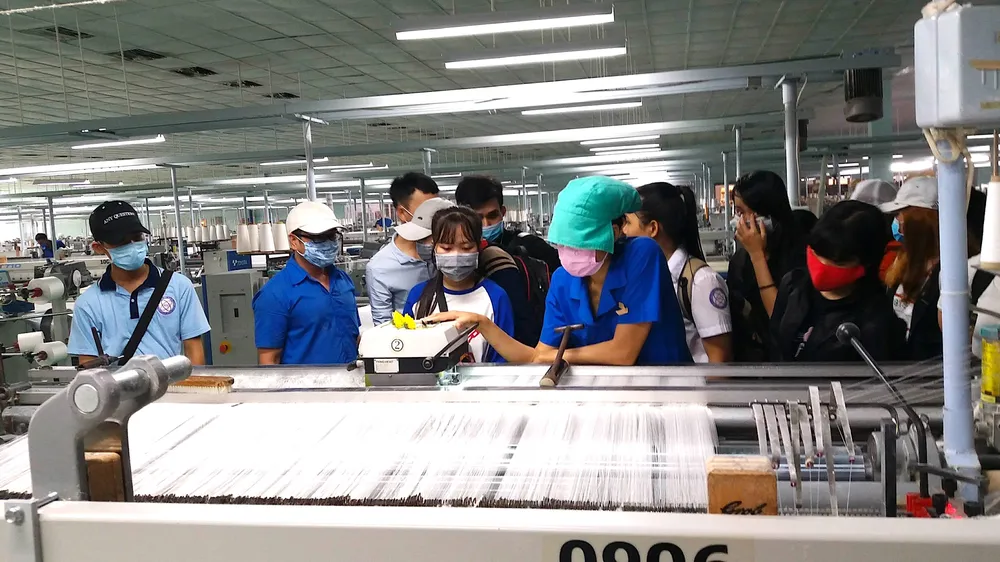 Sinh viên Trường Cao đẳng Công thương TPHCM trong giờ thực hành dệt may