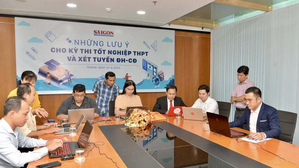 Các khách mời, chuyên gia tuyển sinh đang tham gia giao lưu trực tuyến tại Tòa nhà Báo Sài Gòn Giải Phóng. Ảnh: CAO THĂNG