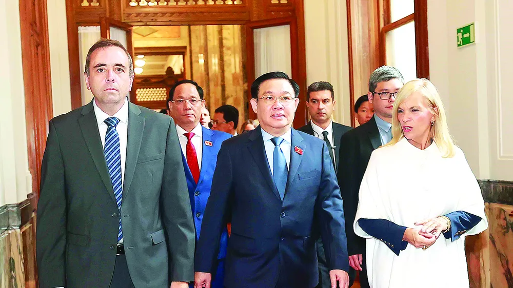 Chủ tịch Thượng viện Beatriz Argimon (phải) và Chủ tịch Hạ viện Sebastian Andujar đón Chủ tịch Quốc hội Vương Đình Huệ vào sáng 27-4 (giờ địa phương). Ảnh: TTXVN