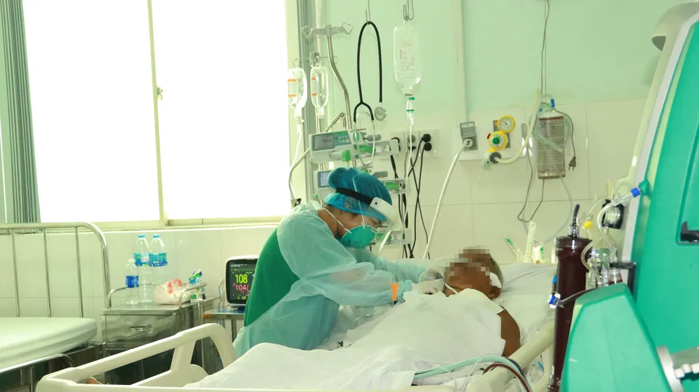 Bệnh nhân mắc Covid-19 nặng đang điều trị tại Bệnh viện Chợ Rẫy. (Ảnh chụp ngày 26-4)