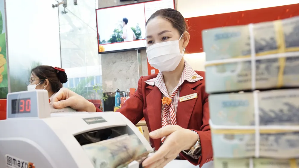 Ngân hàng tham gia mua bán trái phiếu doanh nghiệp, góp phần giúp thị trường này “ấm” trở lại. Ảnh: HOÀNG HÙNG