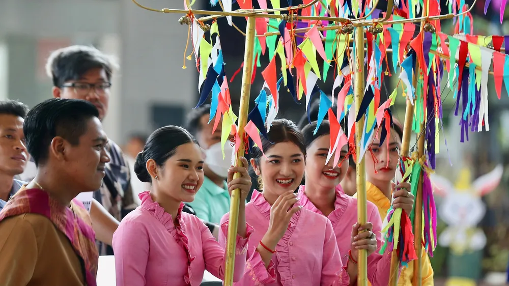 Tình nguyện viên nước chủ nhà đón các đoàn thể thao tham dự SEA Games 32