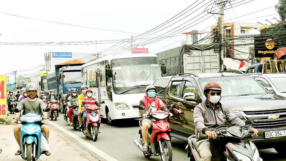 Giao thông trên quốc lộ 1A đoạn gần Ngã tư Vũng Tàu (tỉnh Đồng Nai) bị ùn ứ nhiều giờ trong chiều 3-5. Ảnh: HOÀNG BẮC