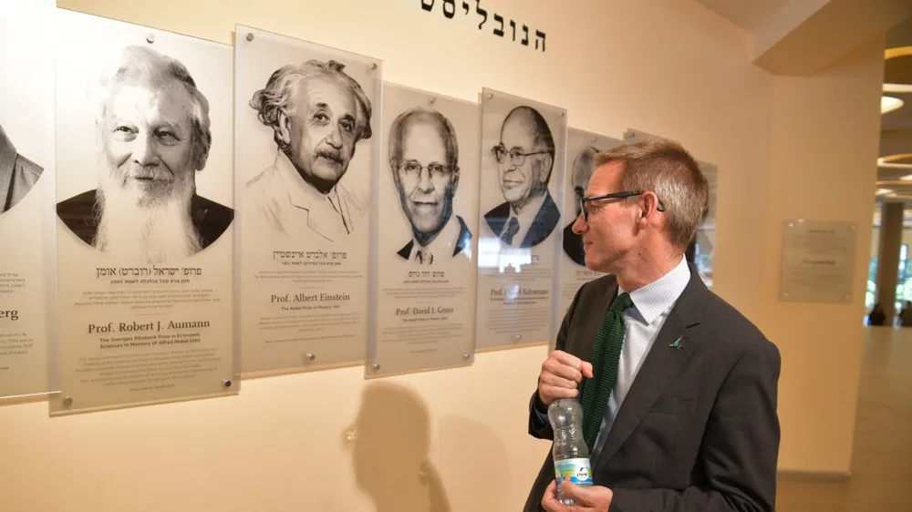 Israel kéo các nhà khoa học hàng đầu về nước 