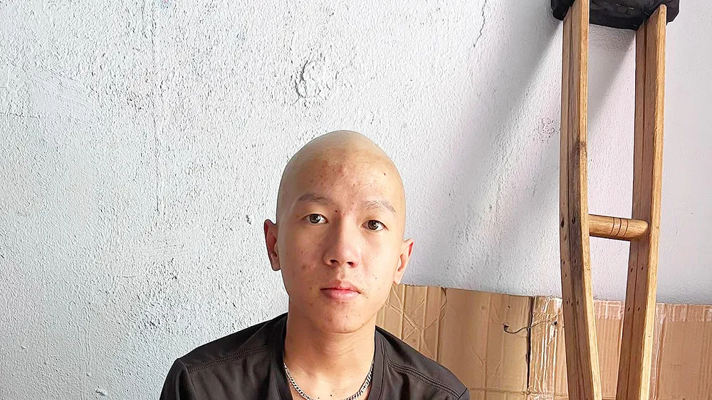 Nhà nghèo, con bị ung thư xương