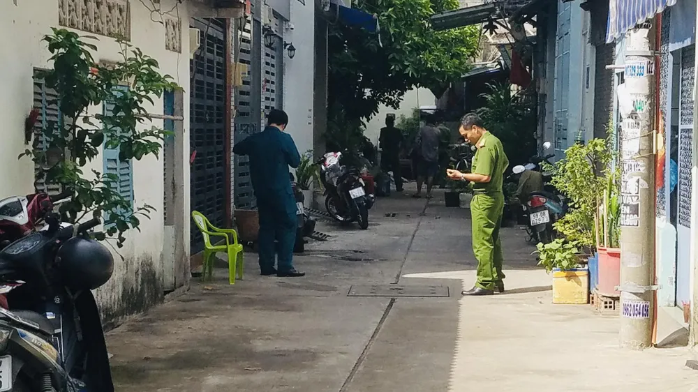 Công an khám nghiệm một vụ cháy trước đó 