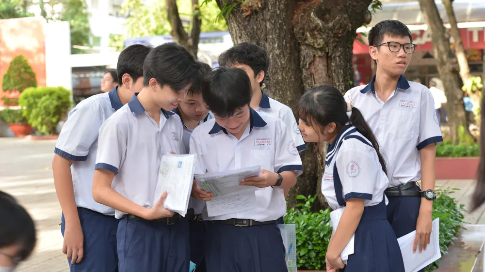 Thí sinh xem lại kết quả làm bài sau khi hoàn tất môn thi chuyên tại Kỳ thi tuyển sinh vào lớp 10 năm học 2023-2024. Ảnh: CAO THĂNG