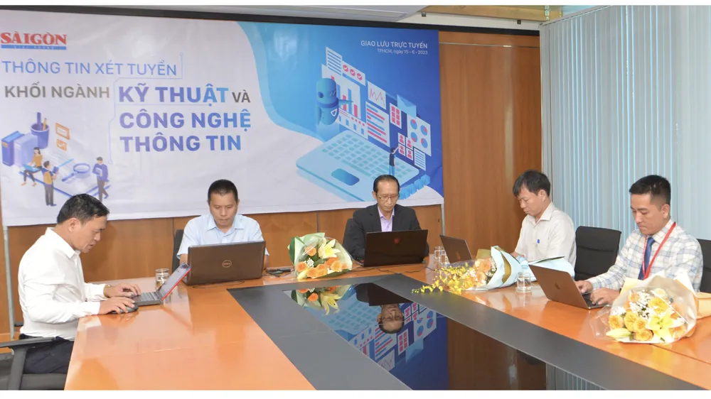 Các chuyên gia hướng nghiệp, tuyển sinh đang trả lời câu hỏi cho thí sinh, phụ huynh. Ảnh: CAO THĂNG