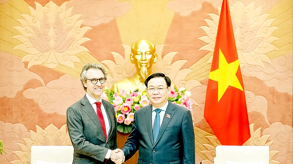 Chủ tịch Quốc hội Vương Đình Huệ tiếp Đại sứ, Trưởng Phái đoàn Liên minh châu Âu (EU) tại Việt Nam Giorgio Aliberti. ẢNh: VIẾT CHUNG