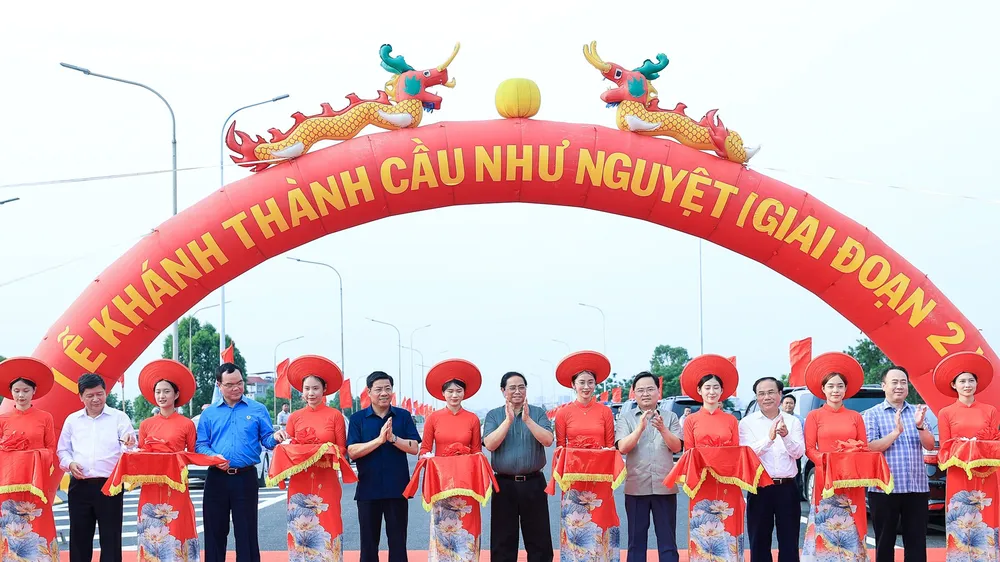 Thủ tướng Phạm Minh Chính và các đại biểu cắt băng khánh thành dự án cầu Như Nguyệt tại huyện Việt Yên, tỉnh Bắc Giang, chiều 16-6. Ảnh: VIẾT CHUNG