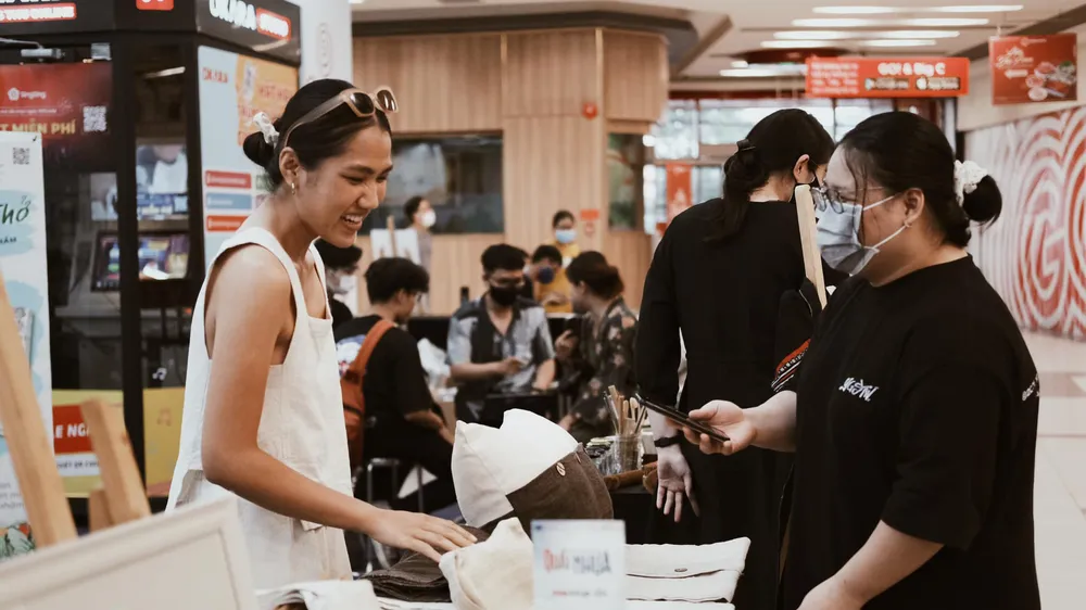 Những hội chợ với các sản phẩm xanh, làm từ chất liệu bền vững luôn thu hút nhiều người tiêu dùng trẻ tìm đến. Ảnh: HEMPOI