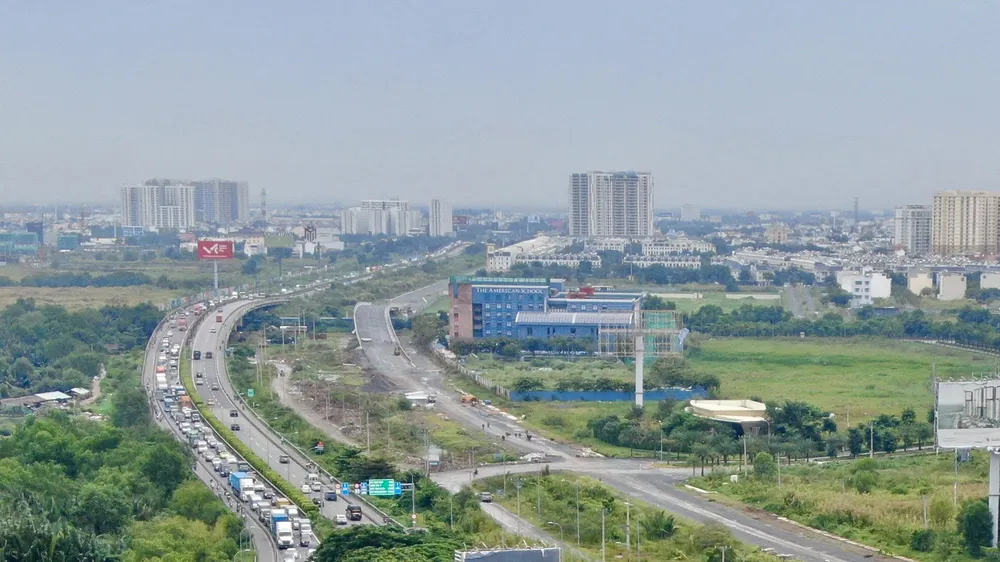 Đường dẫn cao tốc TPHCM - Long Thành - Dầu Giây vào đường Mai Chí Thọ luôn đông xe. Ảnh: HOÀNG HÙNG