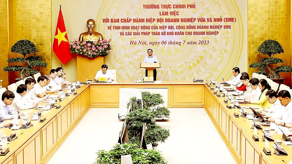 Thủ tướng Phạm Minh Chính chủ trì làm việc với Hiệp hội Doanh nghiệp vừa và nhỏ. Ảnh: TTXVN