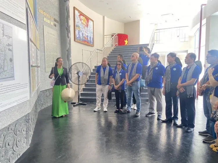 Kiều bào thăm cán bộ, chiến sĩ hải quân
