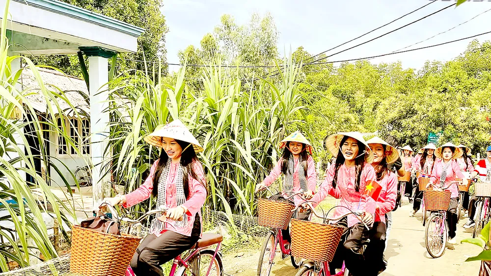 Sinh viên Lào, Campuchia trải nghiệm đạp xe tại đảo Thiềng Liềng, xã Thạnh An, huyện Cần Giờ, trưa 16-7