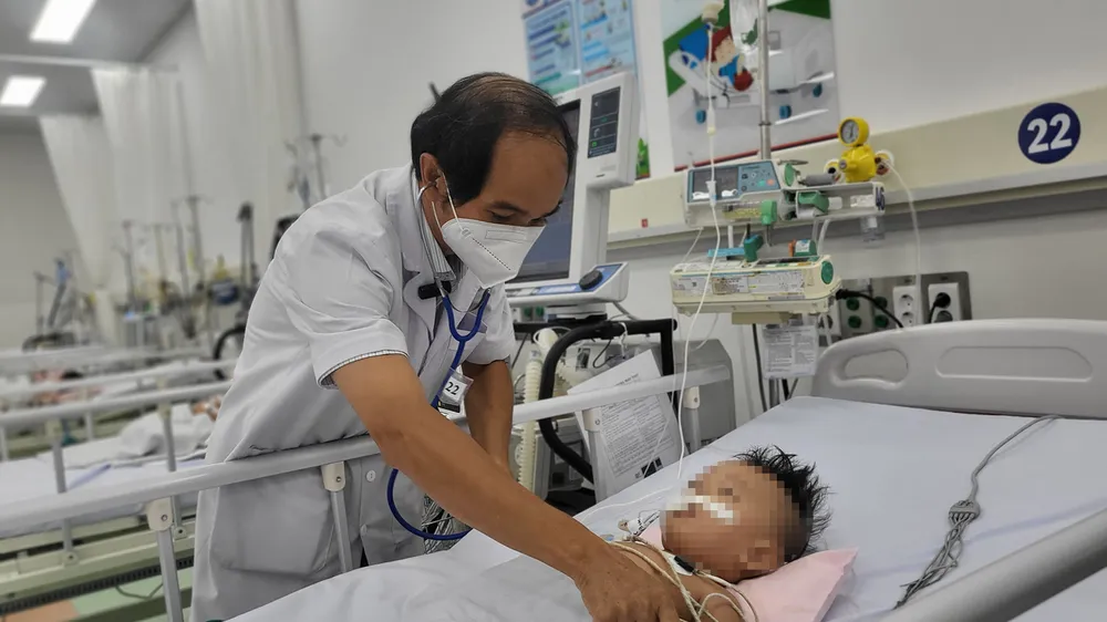 Bác sĩ Bệnh viện Nhi đồng 1 thăm khám cho bệnh nhân mắc tay chân miệng nặng