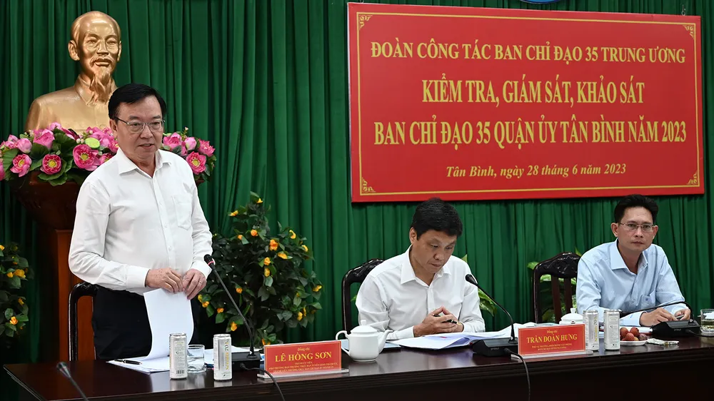 Đồng chí Lê Hồng Sơn cùng đoàn công tác Ban Chỉ đạo 35 Trung ương kiểm tra, giám sát, khảo sát Ban Chỉ đạo 35 Quận ủy quận Tân Bình