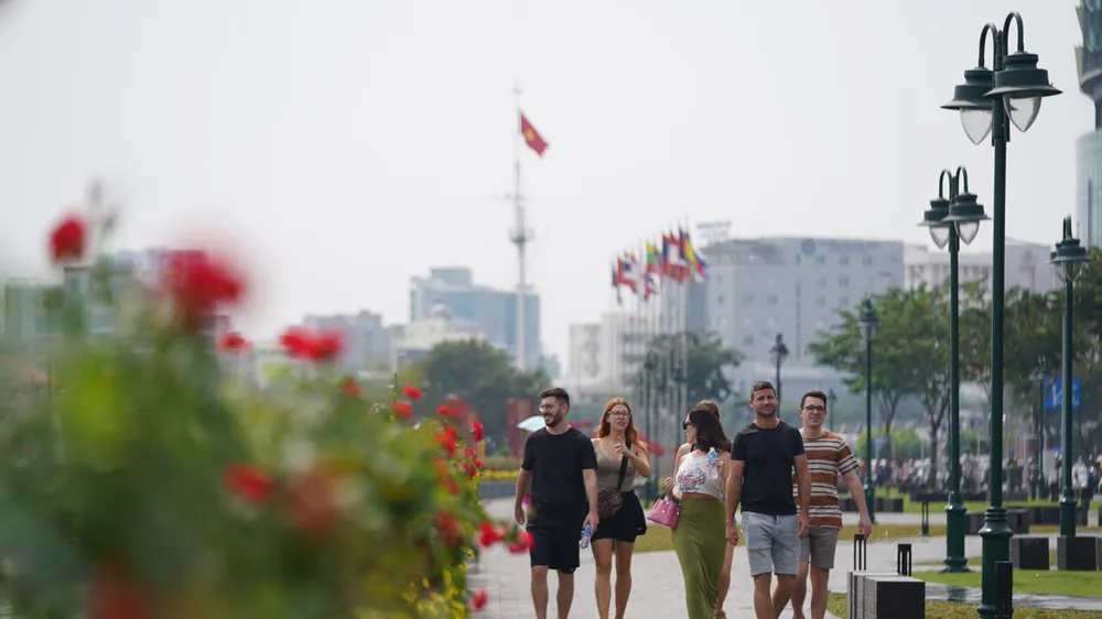 Khu vực công viên Bến Bạch Đằng được chỉnh trang đẹp và thoáng đãng hơn nhưng vẫn còn thiếu các tác phẩm điêu khắc làm điểm nhấn. ẢNH: DŨNG PHƯƠNG