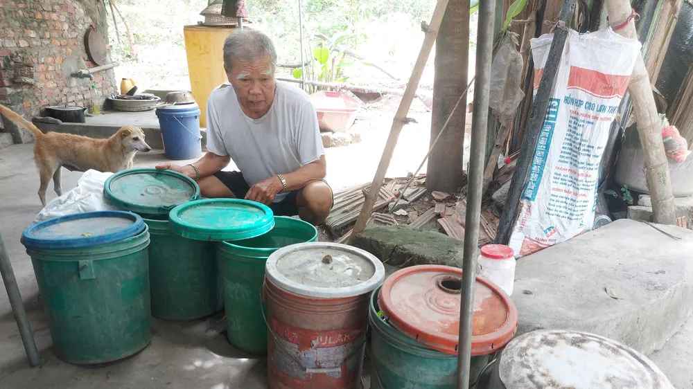 Ông Phan Thanh Ân (thôn Làng Mới, xã Vượng Lộc, huyện Can Lộc, tỉnh Hà Tĩnh) dùng vật dụng che kín thùng để tránh bụi đá