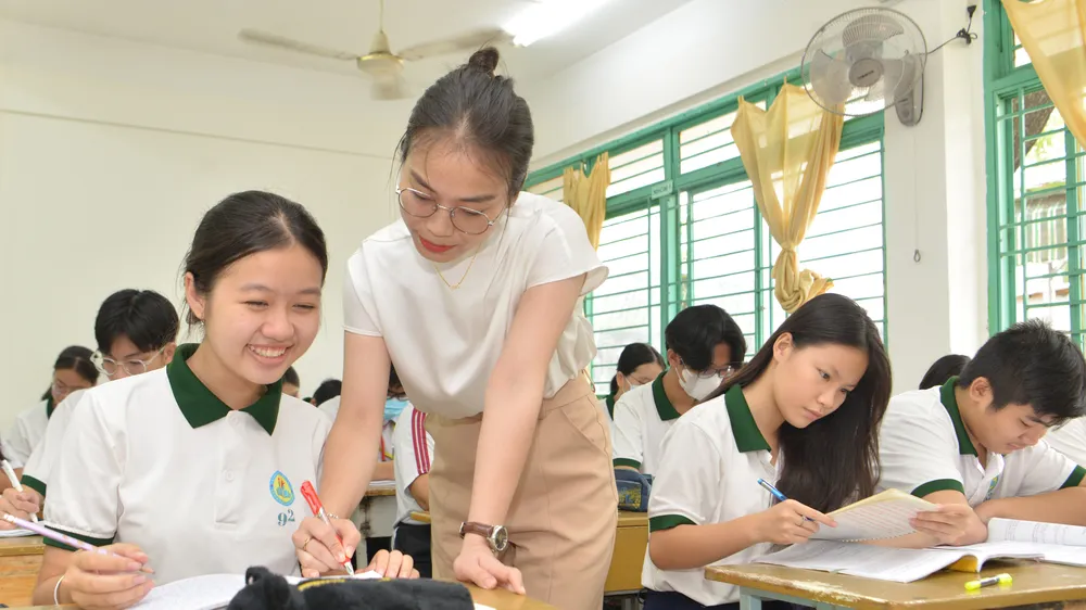 Cô và trò Trường THCS Tùng Thiện Vương (quận 8, TPHCM) trong giờ học. Ảnh: CAO THĂNG