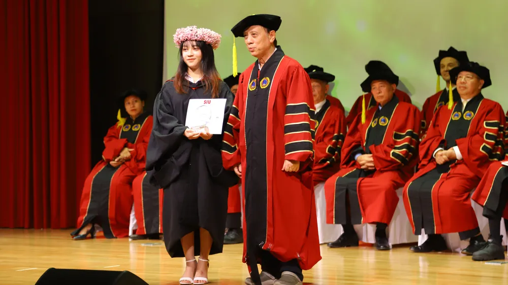 GS.TSKH Hoàng Văn Kiếm, Chủ tịch Hội đồng Khoa học và Đào tạo Trường ĐH Quốc tế Sài Gòn trao bằng tốt nghiệp cho thủ khoa Phạm Hòa Nhi