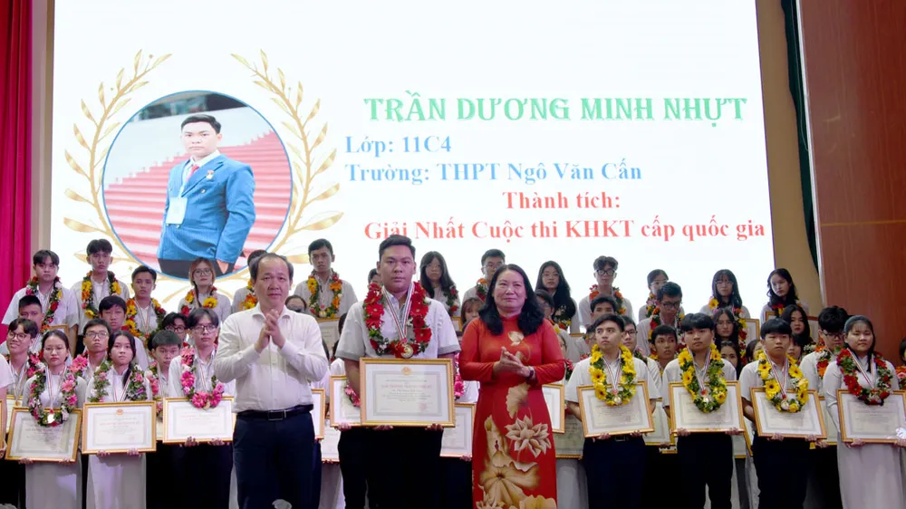 Trao giải thưởng Trương Vĩnh Ký cho học sinh học giỏi, xuất sắc