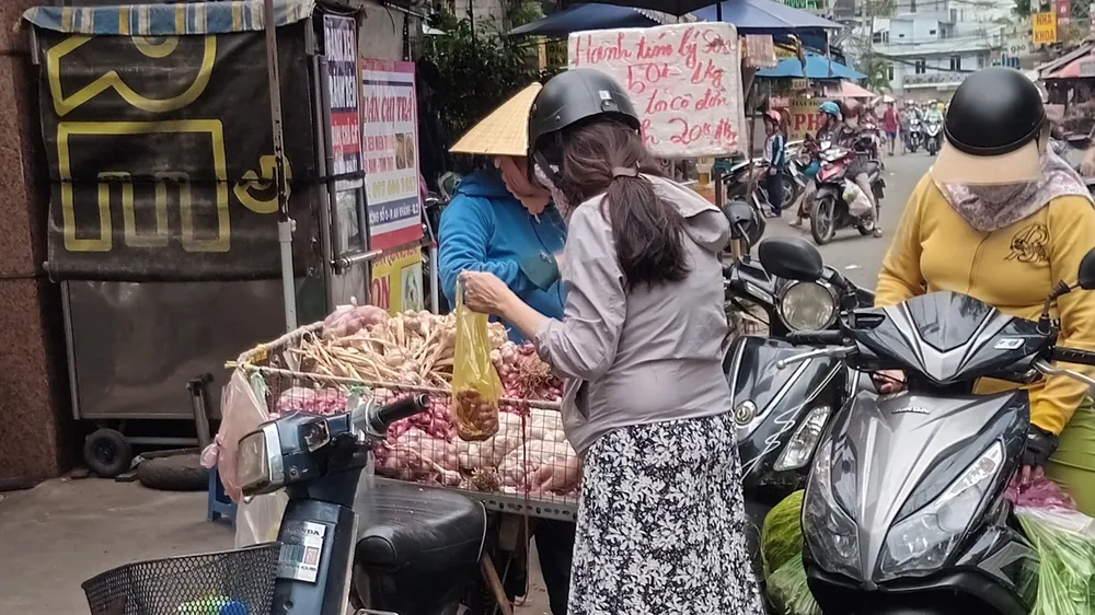 Một người dân tại TPHCM sử dụng túi ni lông đựng đồ khi mua hàng