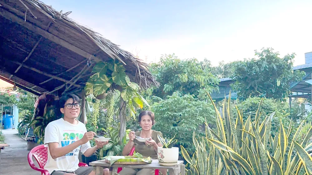 Một bạn trẻ chọn cách xây dựng nội dung về gia đình, cuộc sống miệt vườn trên nền tảng số. Ảnh: ĐỖ TÌNH