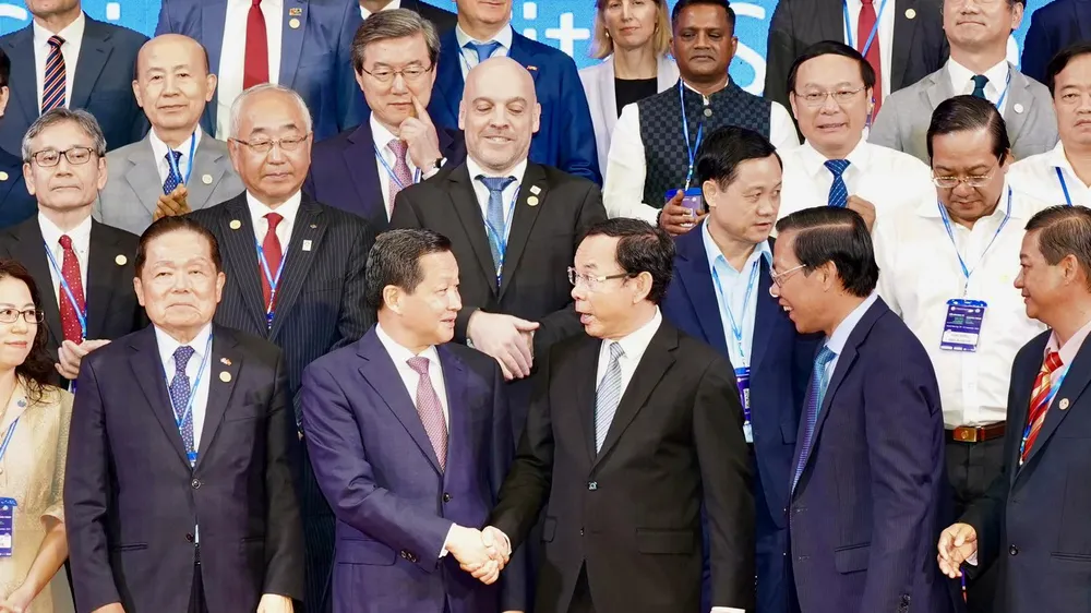 Đồng chí Nguyễn Văn Nên: TPHCM chuyển hướng, kiến tạo một hành trình mới, hành trình tăng trưởng xanh với tầm nhìn cho tương lai bền vững. Ảnh: HOÀNG HÙNG