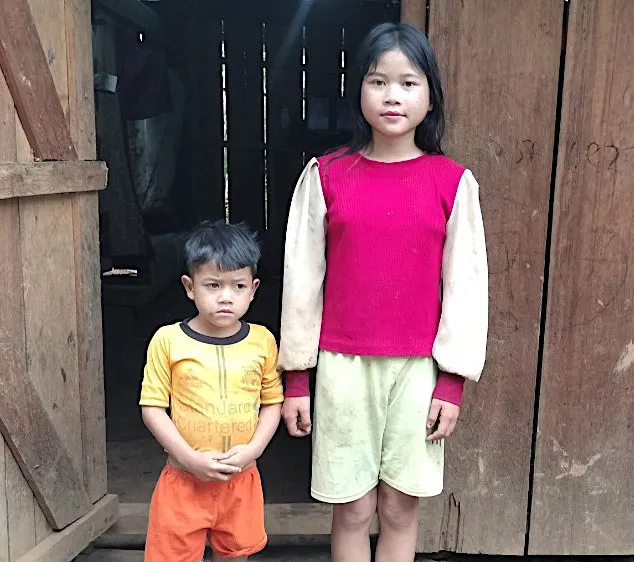 4 cháu bé mồ côi mong được đến trường 