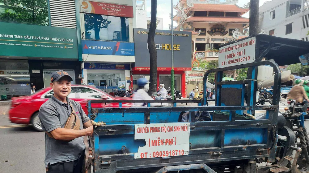 Anh Nguyễn Anh Thi bên chiếc xe 3 bánh của mình