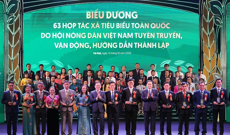 Phó Chủ tịch thường trực Quốc hội Trần Thanh Mẫn và Chủ tịch T.Ư Hội Nông dân Việt Nam Lương Quốc Đoàn trao kỷ niệm chương cho đại diện những hợp tác xã tiêu biểu