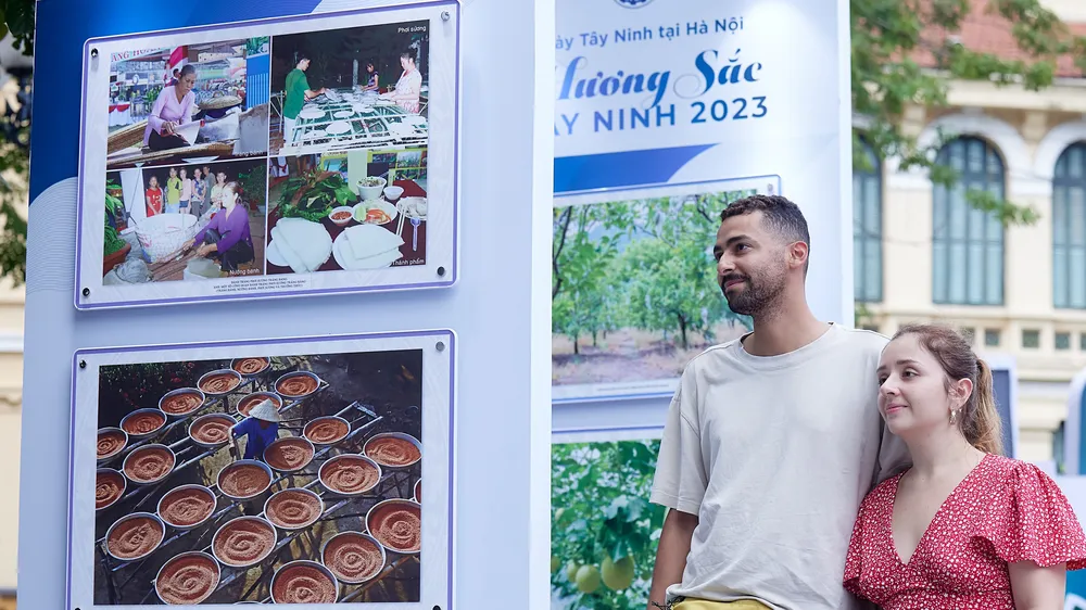 Du khách nước ngoài tham gia gian hàng Ngày Tây Ninh tại Hà Nội