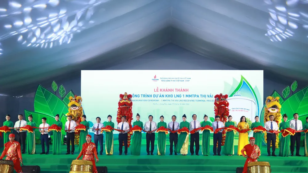 Các đại biểu cắt băng khánh thành Kho LNG 1 MMTPA Thị Vải của PV GAS