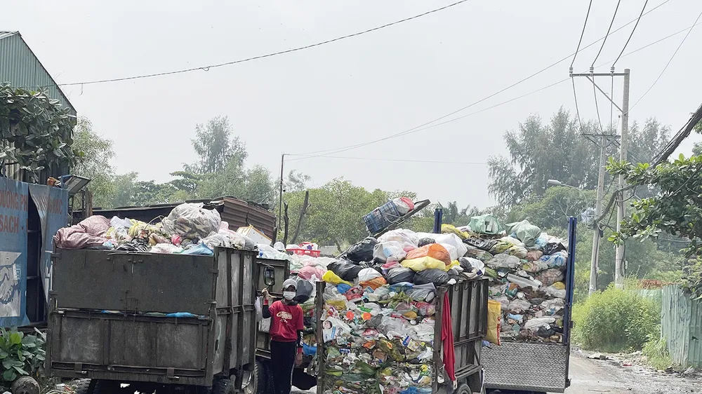 Xe vận chuyển rác thô sơ tại điểm gom rác trên địa bàn phường Long Trường, TP Thủ Đức, TPHCM. Ảnh: HOÀNG HÙNG