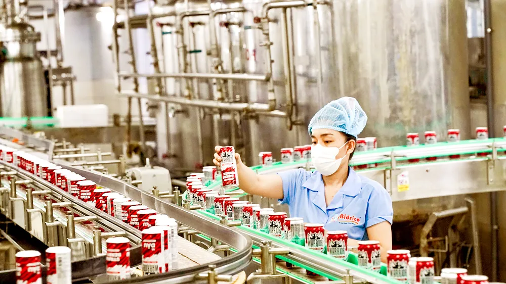 Hoạt động sản xuất tại Công ty TNHH SX&TM Tân Quang Minh - BIDRICO, KCN Vĩnh Lộc huyện Bình Chánh. Ảnh: HOÀNG HÙNG
