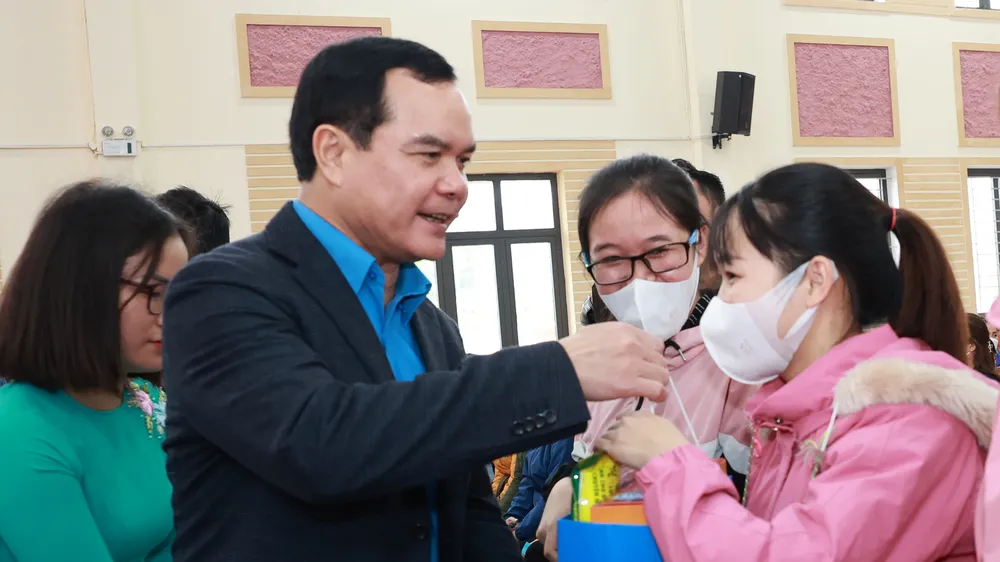 Chủ tịch Tổng Liên đoàn Lao động Việt Nam Nguyễn Đình Khang trao quà hỗ trợ đến công nhân lao động trong Chương trình Tết sum vầy năm 2023 ở tỉnh Hà Nam