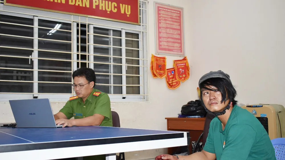 Công an lấy lời khai Nguyễn Văn Nhu, đối tượng sát hại 3 người ở quận 8, TPHCM. Ảnh: CHÍ THẠCH