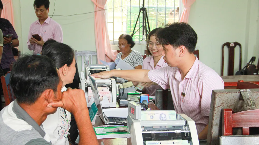 Trao “cần câu” hoàn lương