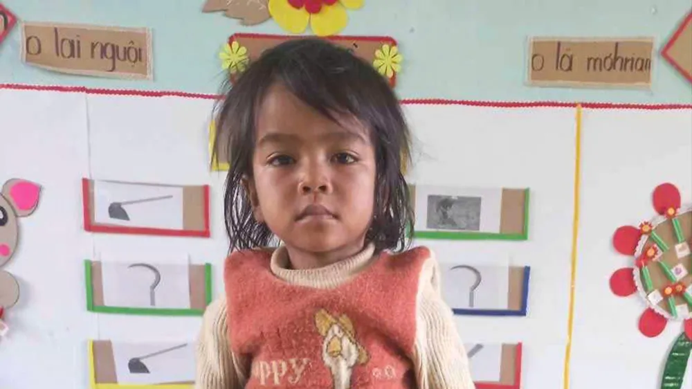 Cháu bé Xơ Đăng với đôi chân tật nguyền