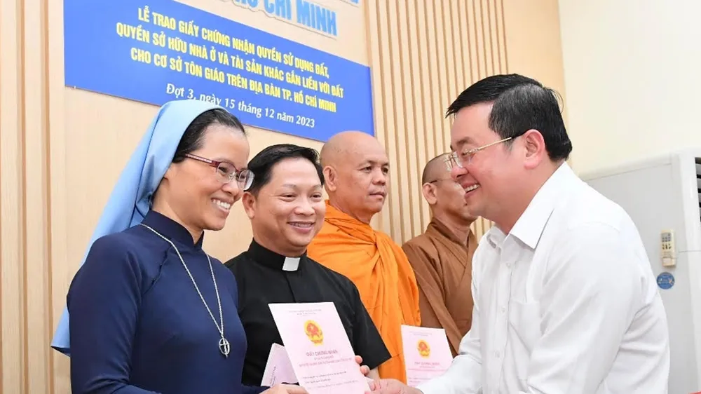 Giám đốc Sở TN-MT TPHCM trao giấy chứng nhận cho cơ sở tôn giáo vào ngày 15-12. Ảnh: VIỆT DŨNG