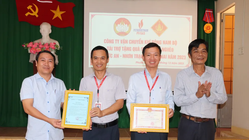 KĐN trao tặng quà tại xã Phước Khánh, huyện Nhơn Trạch, tỉnh Đồng Nai
