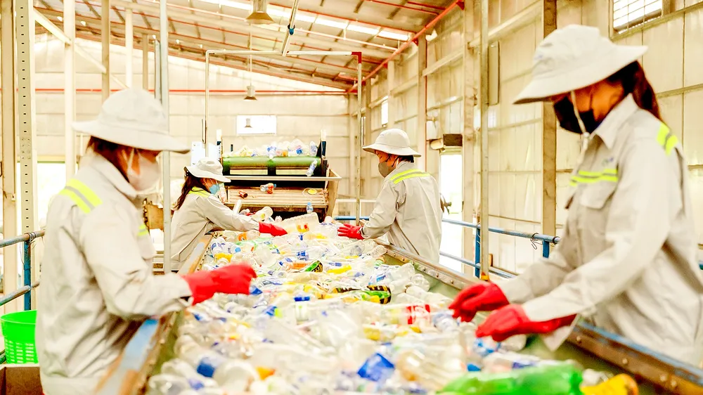Công nhân phân loại chai nhựa đầu vào tại một trạm thu gom vệ tinh. Ảnh: PHI VÂN